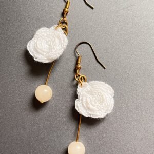 brinco-rosa-branca-em-croche